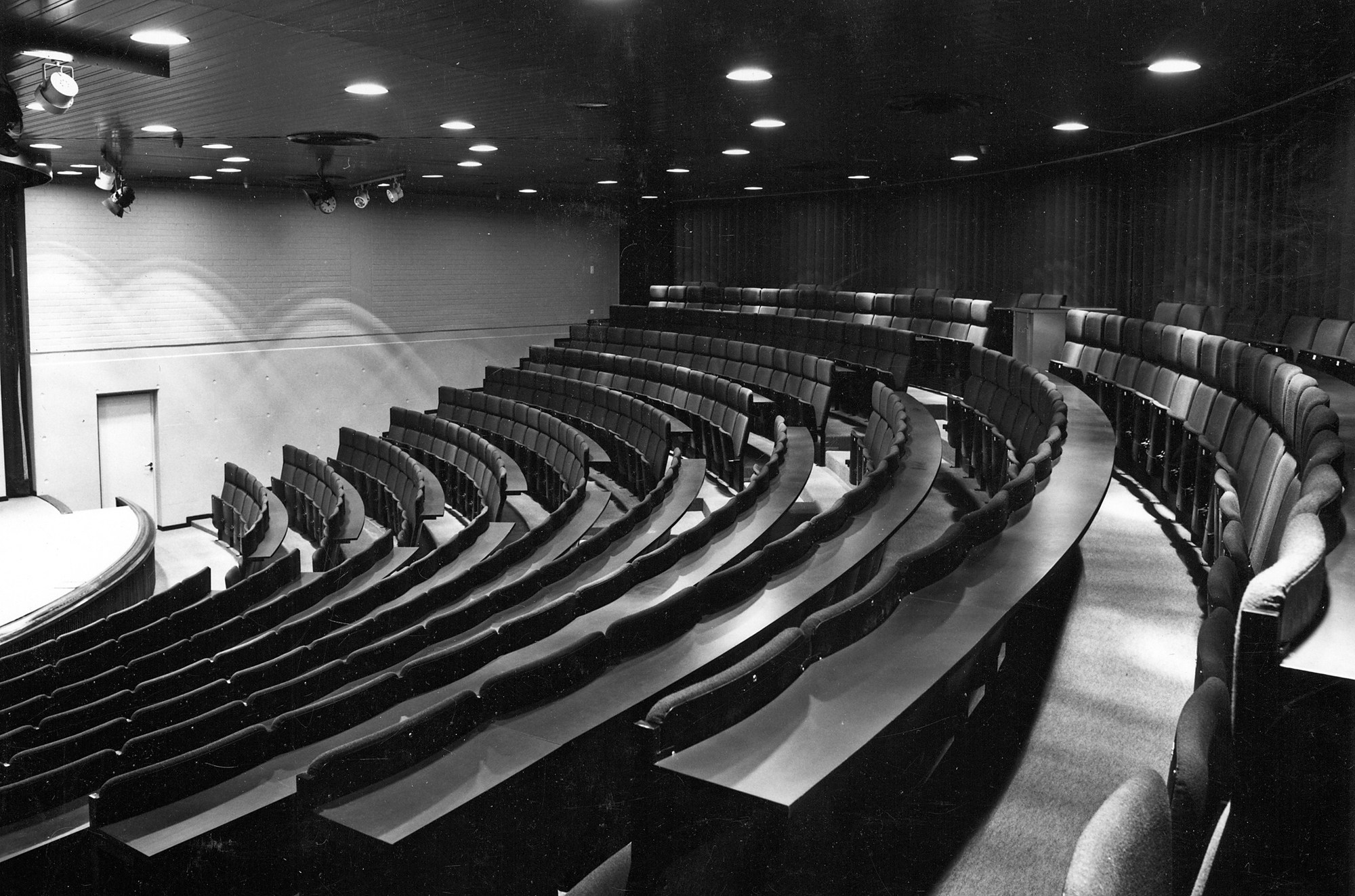 Kuvassa auditorio Sylvään koulusta Vammalasta 1973.