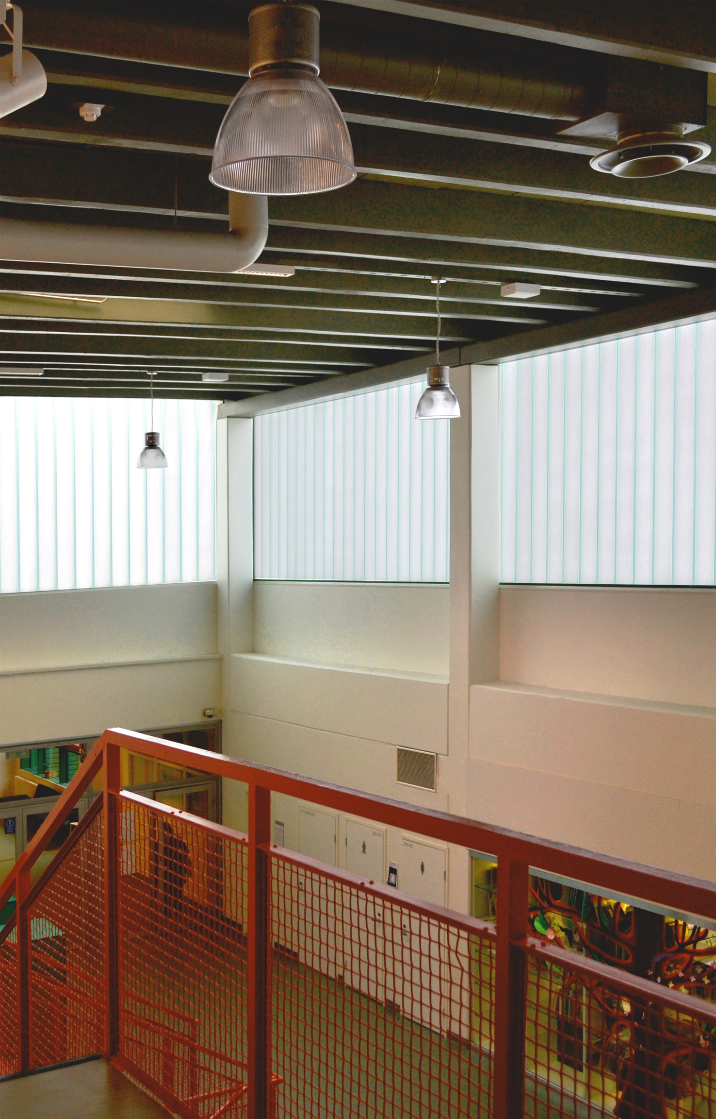 Korkea aula lasilankkuikkunoineen, harvinaisuus 1970-luvulla rakennettujen koulujen joukossa.