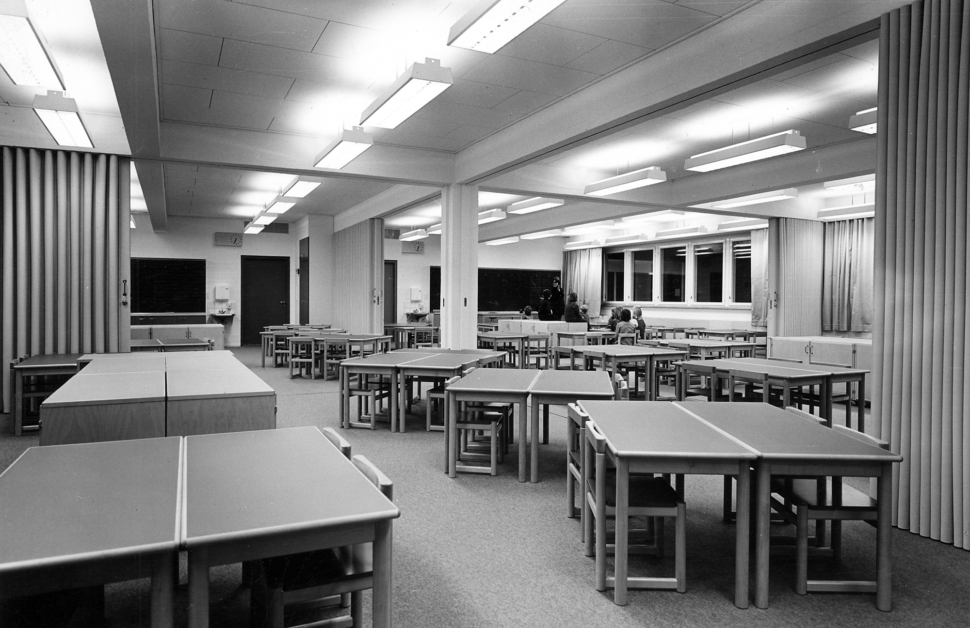 Kangasvuoren koulu, Jyväskylä 1970. Koulussa voitiin yhdistää neljä luokkaa yhdeksi tilaksi.