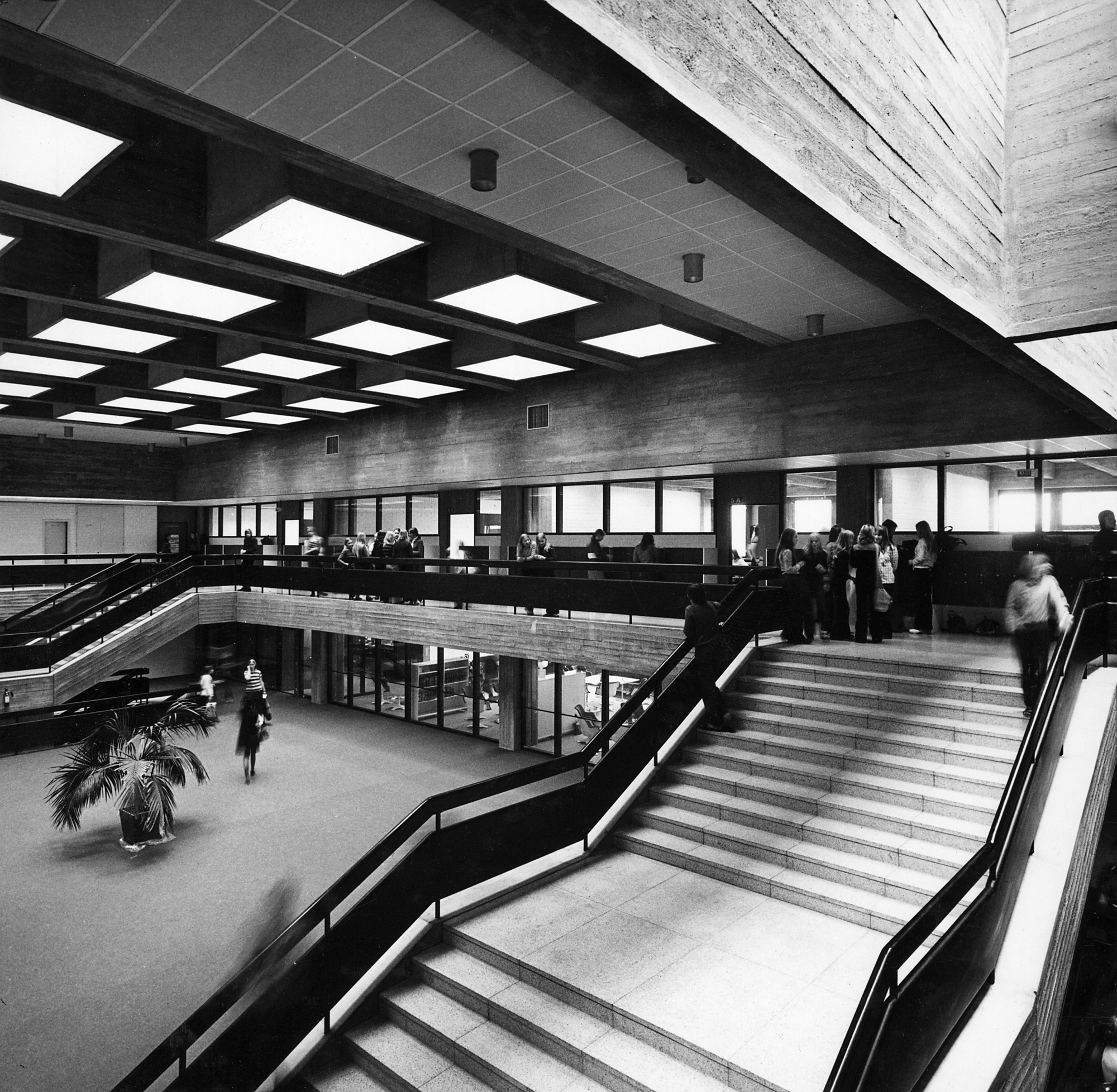 Helsingin Suomalainen Yhteiskoulu, Helsinki 1972. Kaksikerroksinen keskushalli, joka on valaistu kattoikkunoiden kautta.