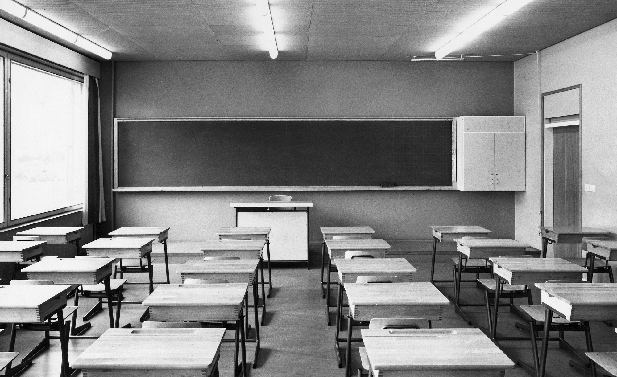 Kuvassa tyypillinen 1960-luvun luokkahuone Juhana Herttuan yhteiskoulussa Turussa.