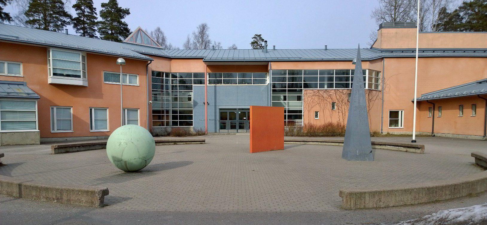 Koulun sisääntuloaukiolle on sijoitettu kolme suurta eriväristä betonista geometrian perusmuotoa: pallo, suorakaide ja kartio.