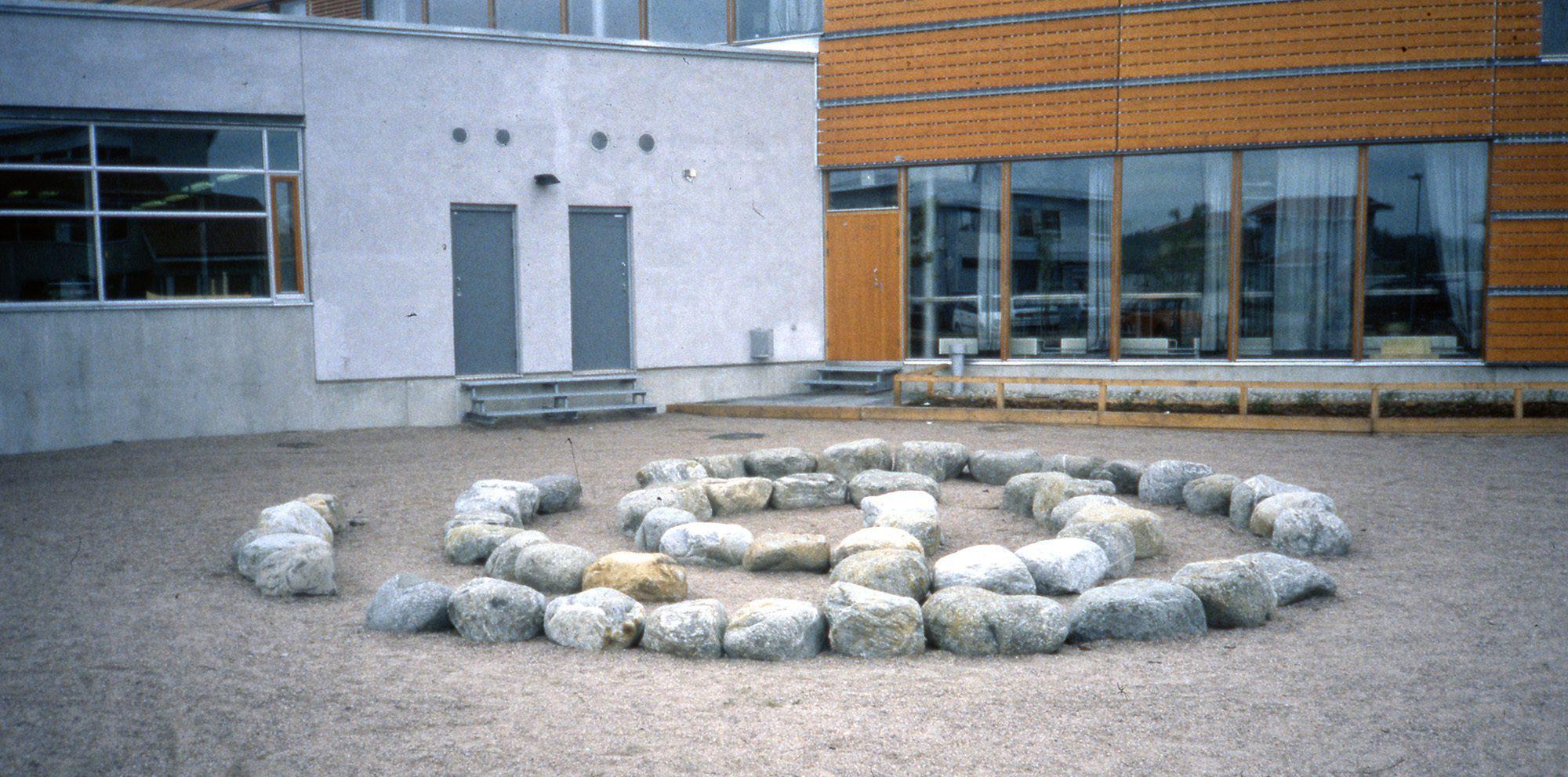 Koulun pihalla on spiraalinmuotoinen kivipolku, joka johtaa spiraalin keskelle. Kivet ovat suuria, joten niillä voi istuskella.