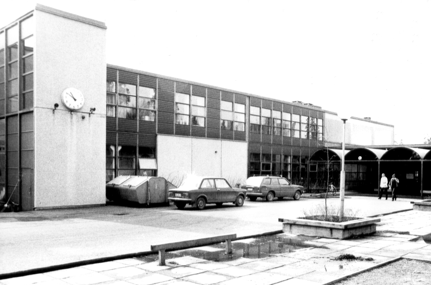Kuvassa koulu pihan puolelta 1970-luvun lopussa.