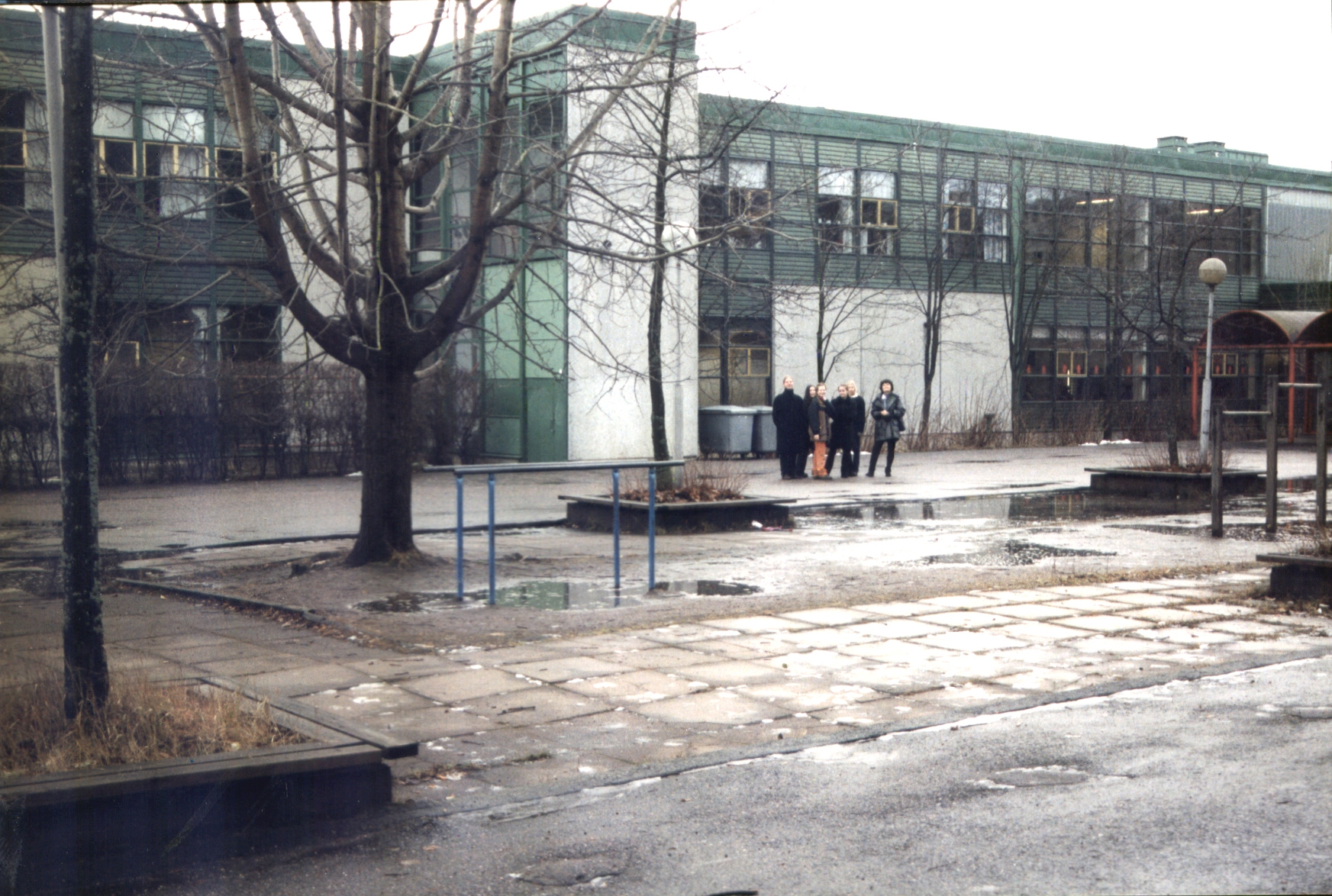 Kuvassa koulu pihan puolelta 2000-luvun alussa.