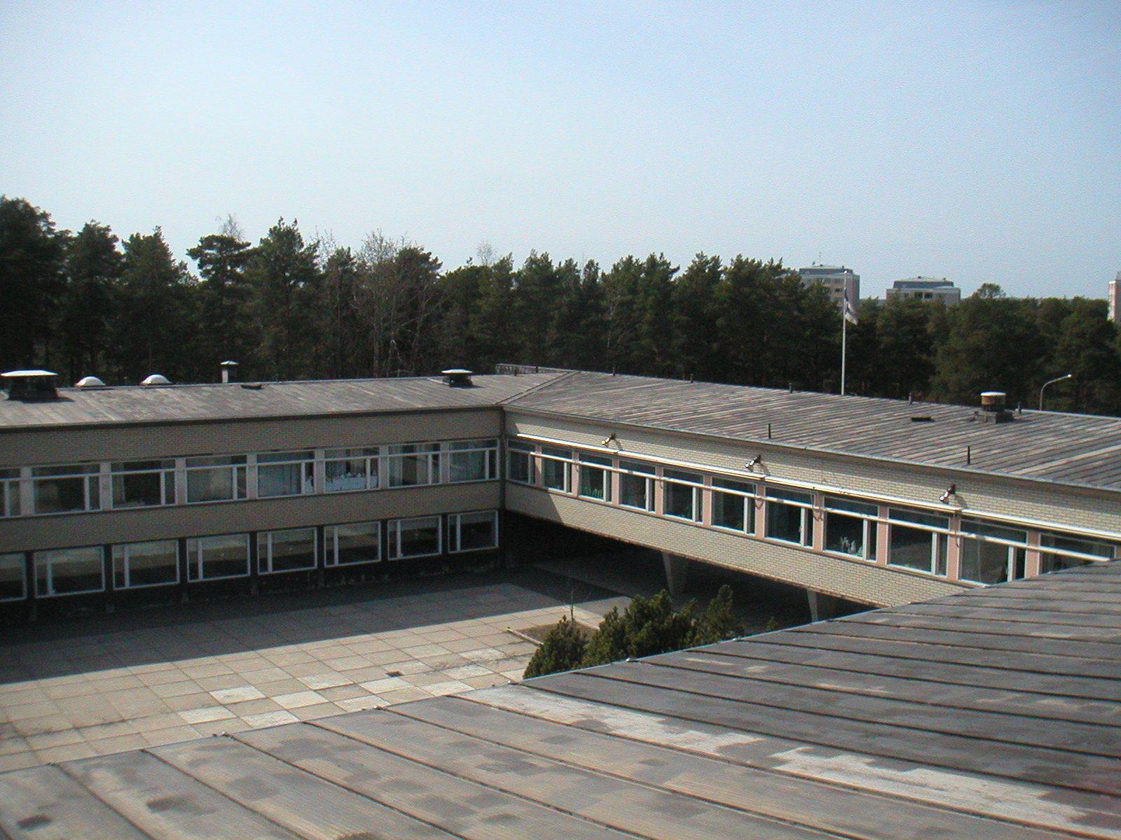 Luolavuoren koulu, 1965, ulkokuva katolta. Rakennuksessa oli melko loiva harjakatto. Kuvan keskimmäinen osa oli kokonaan alta käveltävissä.