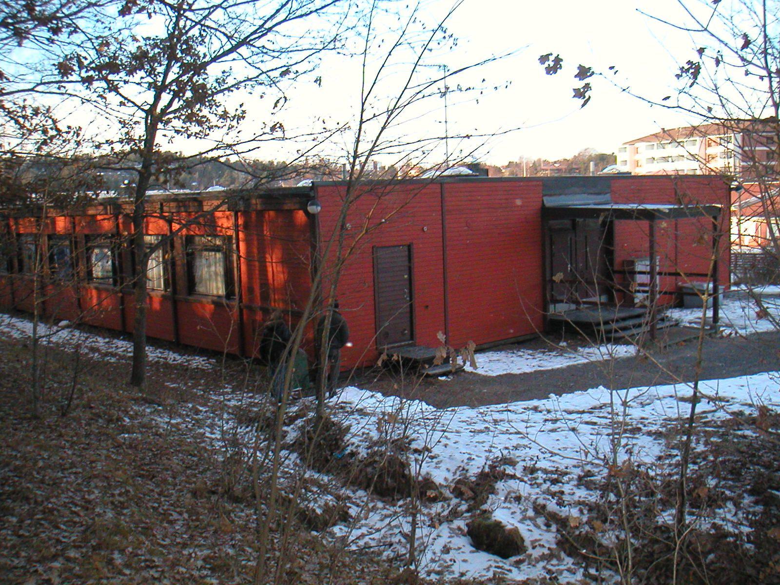 Haritun koulu, 1972. Väliaikaisiksi tarkoitetut parakkikoulut ovat edelleen monin paikoin aktiivisessa käytössä.