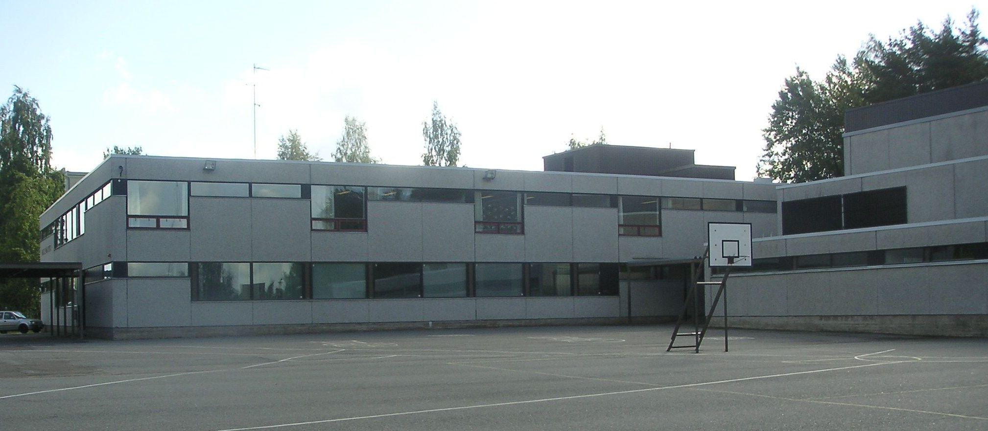 Hepokullan koulu, 1977. Tyylipuhdas betonielementtikoulu.
