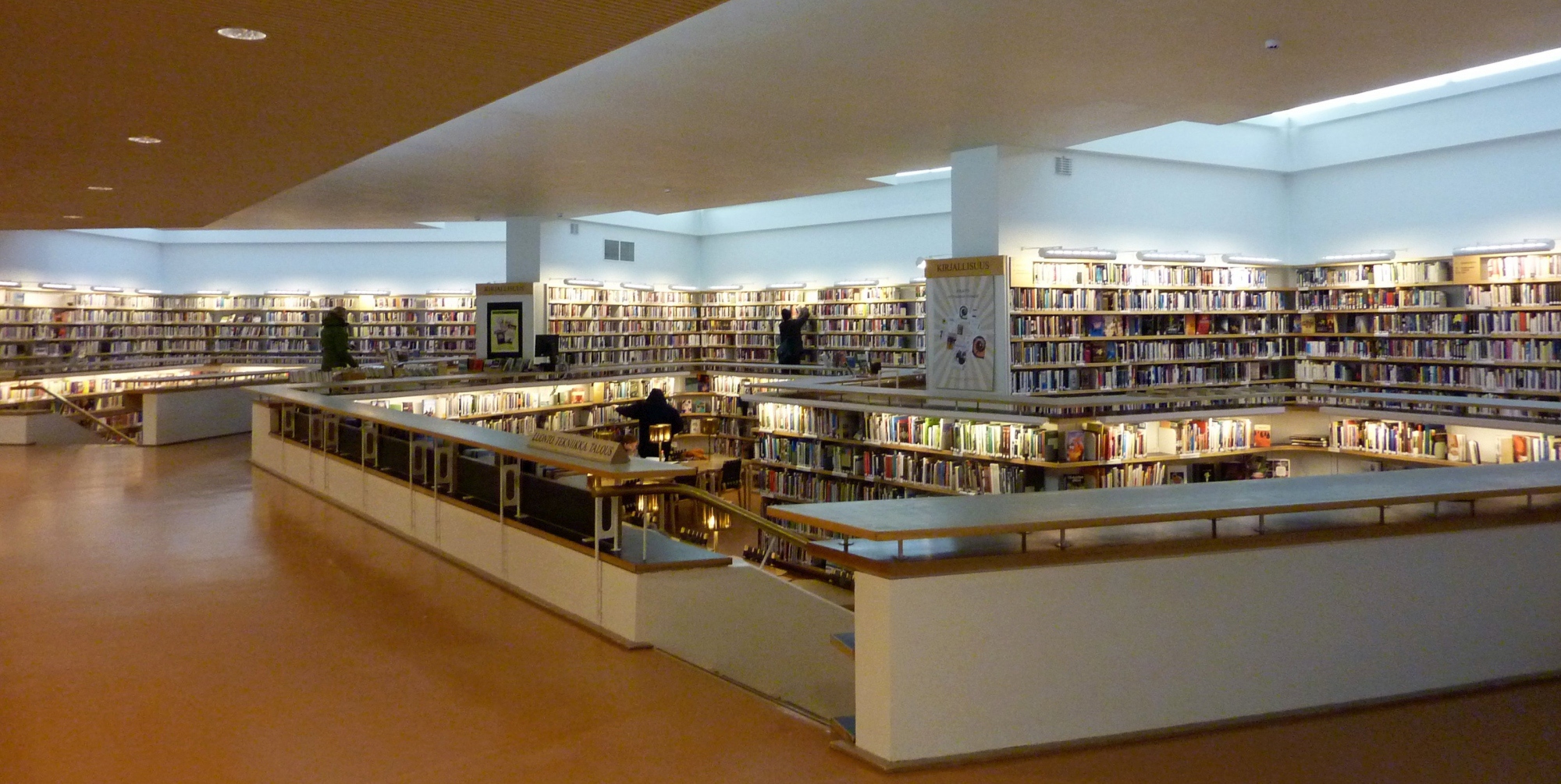 Rovaniemen kaupunginkirjaston kirjastosali ja kirjasyvennykset.