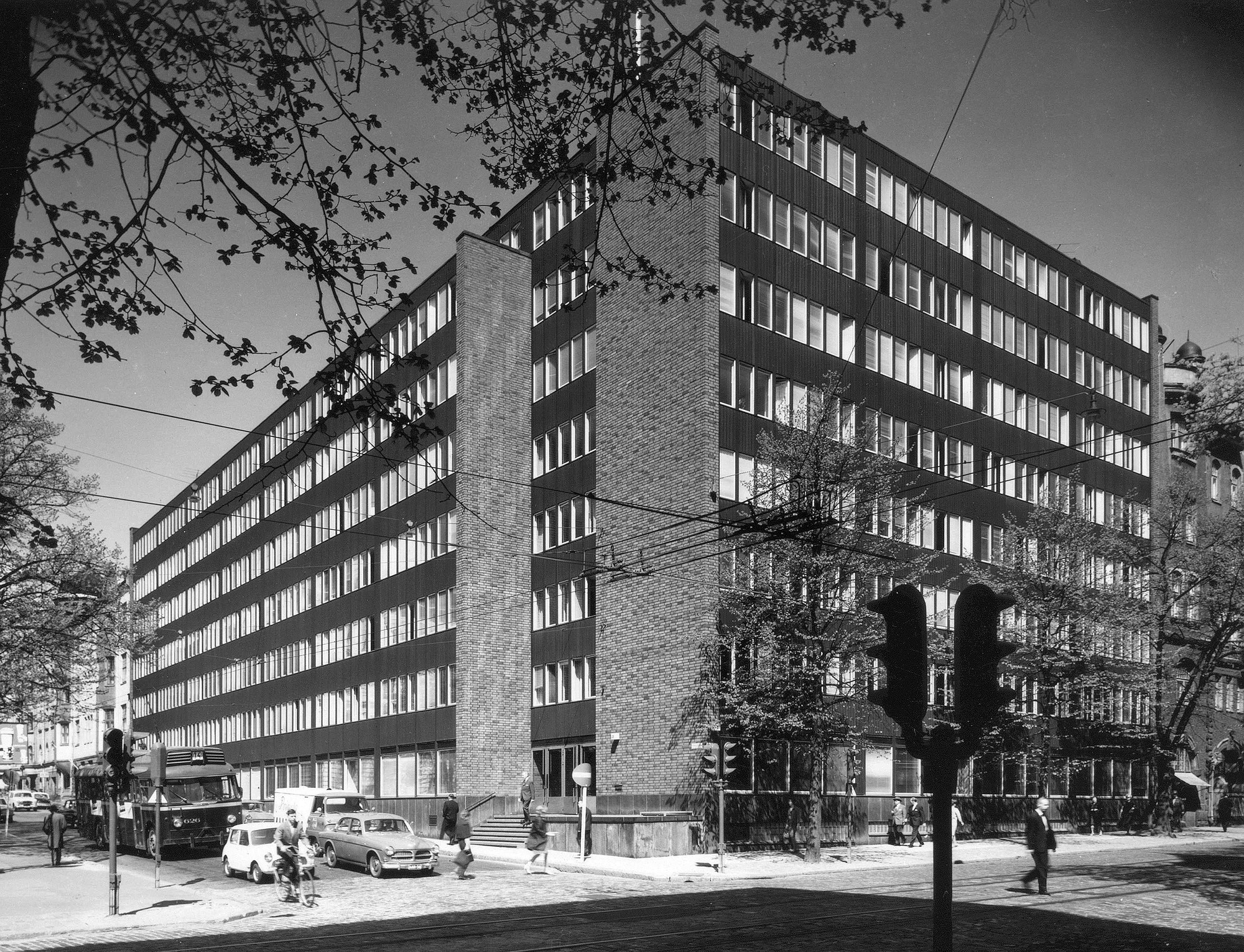 Bulevardin ja Albertinkadun kulmaan 1961 valmistunut valtion virastotalo.