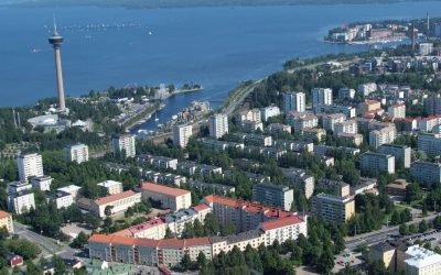 Ilmakuva Tampereen keskustasta kohti koillista, etualalla Amuri, vasemmalla Näsinneula, taustalla Näsijärvi